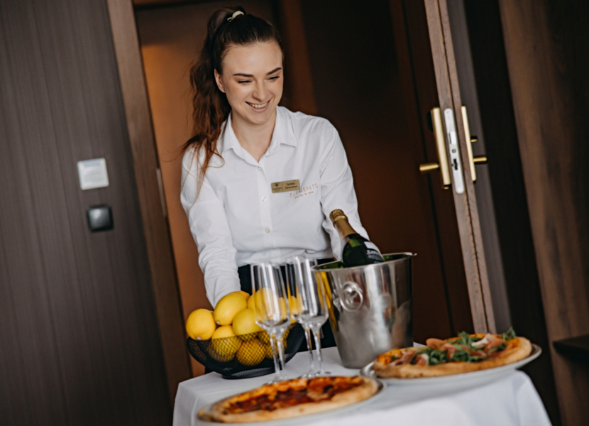 kobieta przywożąca posiłek do pokoju