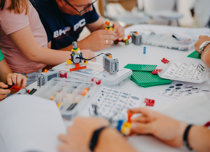 Spiel mit Lego-Steinen