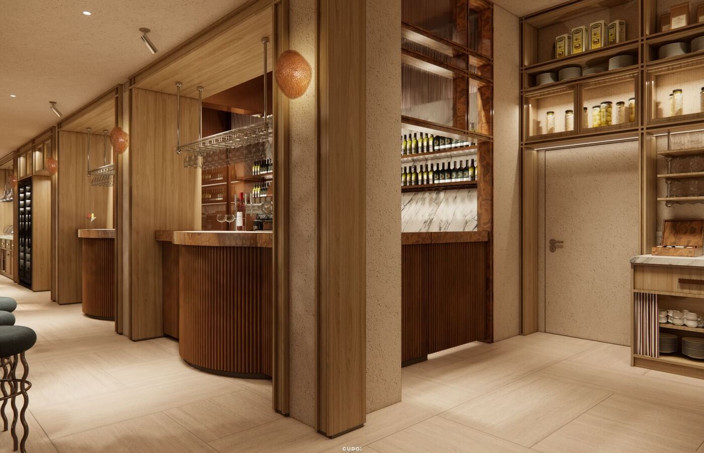 Przytulny bar hotelowy z ciepłymi drewnianymi panelami, marmurowymi blatami, regałami z win, wiszącymi kieliszkami i zielonymi stołkami