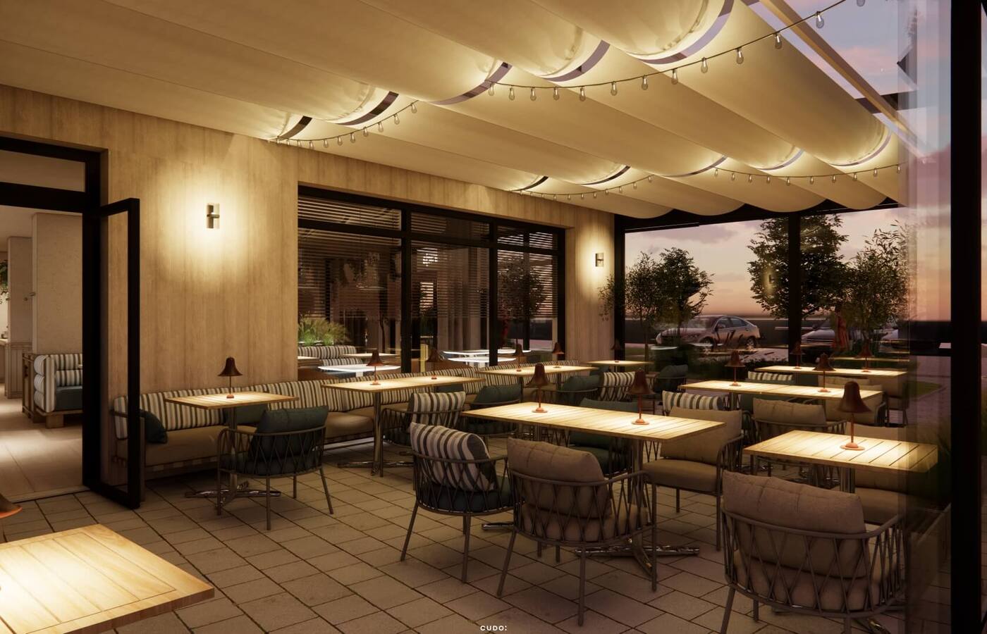 Hotelowy taras o zachodzie słońca z tkaninowym daszkiem, girlandami świetlnymi, miękkimi kanapami i ciepło oświetlonymi stolikami.