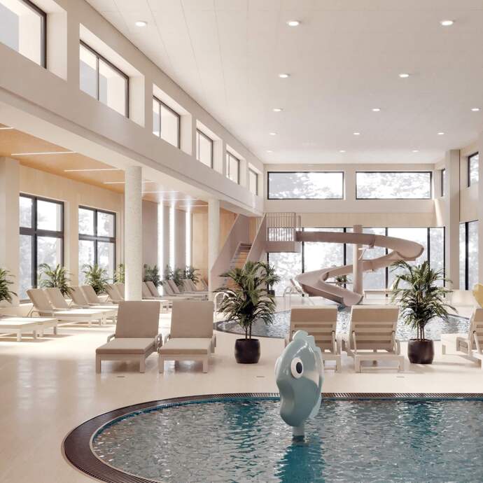 Wewnętrzny basen hotelowy z brodzikiem dla dzieci i figurką ryby, kręta zjeżdżalnia, leżaki, doniczkowe rośliny i duże okna