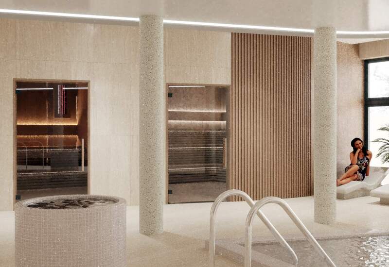 Wewnętrzne spa hotelowe z basenem i metalowymi poręczami, szklanymi saunami oraz gościem wypoczywającym na leżaku