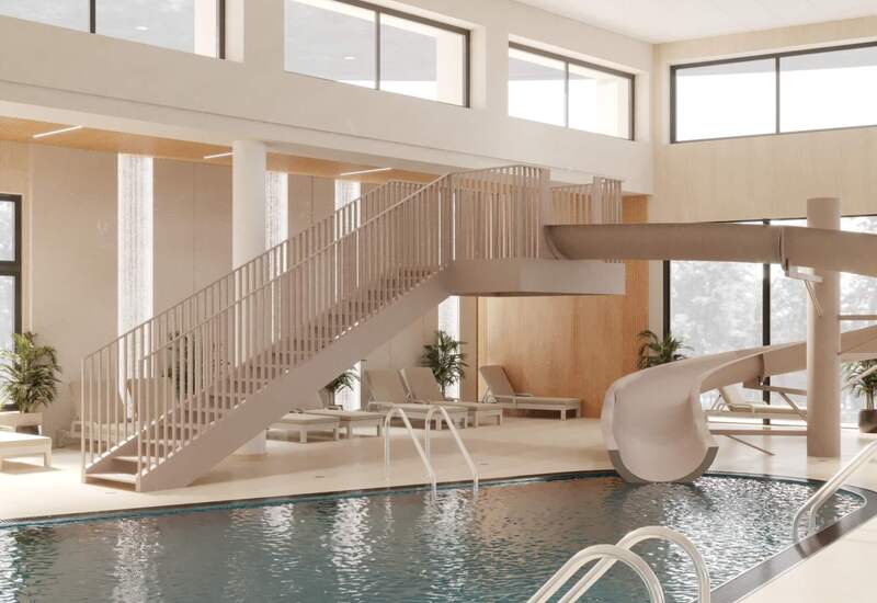 Kryty basen z kręconą zjeżdżalnią, metalowymi drabinkami, leżakami, dużymi oknami i ciepłymi drewnianymi wykończeniami, jasne, nowoczesne wnętrze