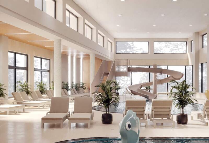 Wewnętrzny basen hotelowy z brodzikiem dla dzieci i figurką ryby, kręta zjeżdżalnia, leżaki, doniczkowe rośliny i duże okna