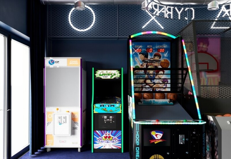 Hotelowa sala gier z neonowymi automatami, koszykarskim stołem 'Hoop Dreams', maszyną z nagrodami i nowoczesnym oświetleniem.