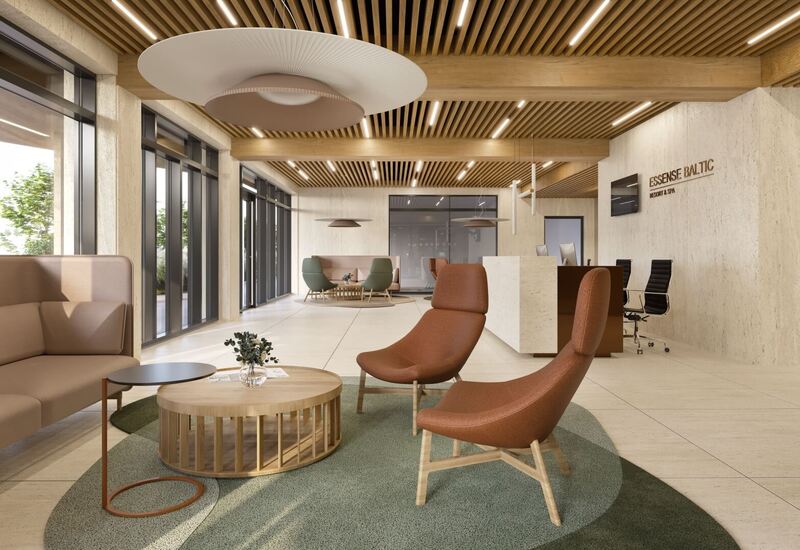 Nowoczesne lobby ośrodka z drewnianym sufitem, przeszkloną fasadą, recepcją 'Essense Baltic', przytulnymi fotelami i okrągłym stolikiem.
