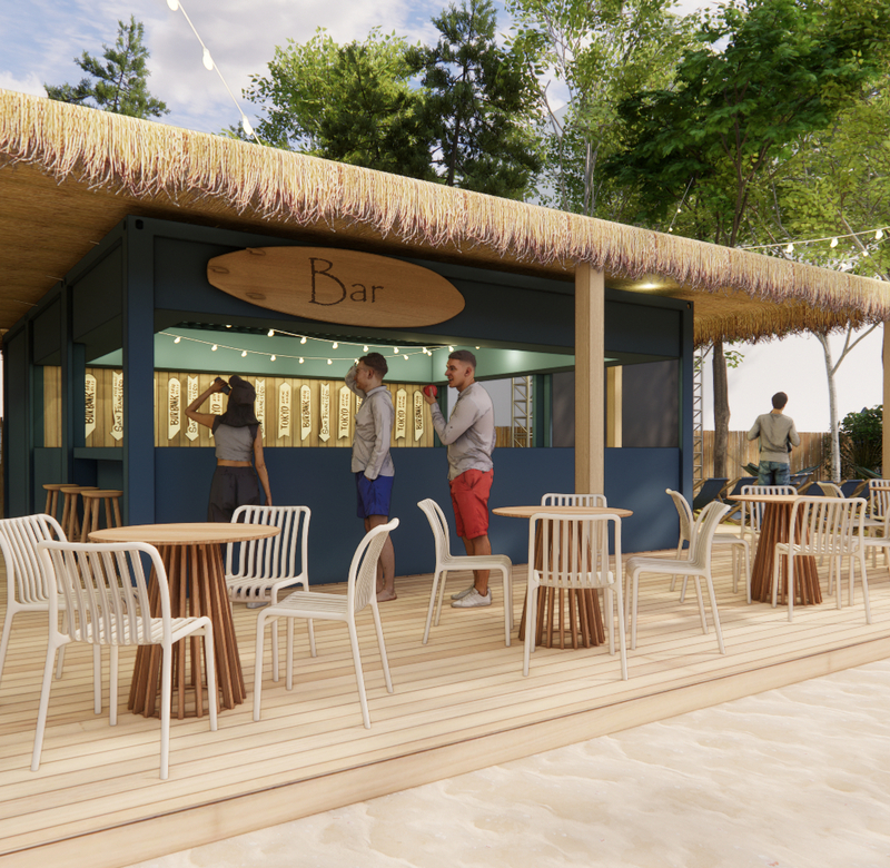 Bar plażowy ze słomianym dachem na drewnianym tarasie, stolikami, lampkami i leżakami; goście zamawiają drinki przy piasku