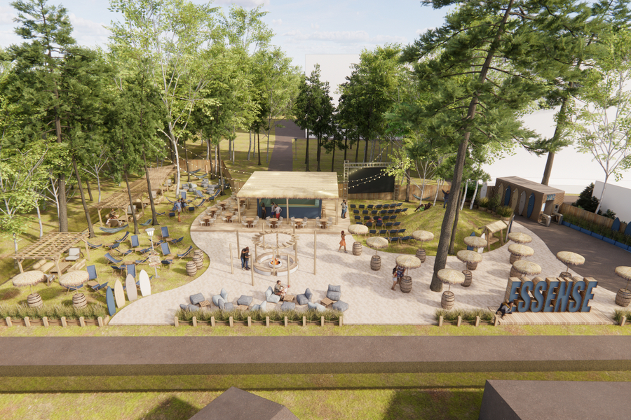 Plenerowy lounge w lesie z barem pod strzechą, piaszczystą strefą wypoczynku, ogniskiem, hamakami i kinem plenerowym