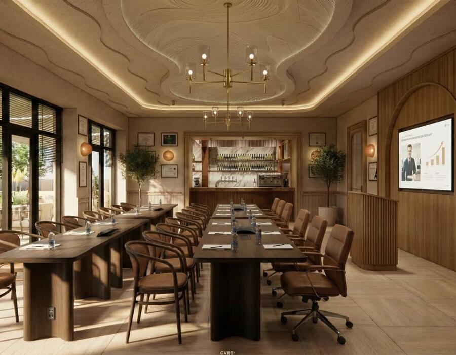 Elegancka drewniana sala konferencyjna z długimi stołami, skórzanymi fotelami, ekranem i wyjściem na taras.