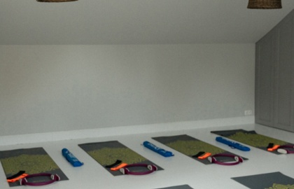 Jasne hotelowe studio pilates z rzędami mat do jogi, obręczami pilates, taśmami oporowymi i wiklinowymi lampami, gotowe na zajęcia grupowe