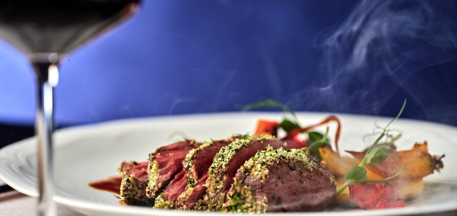 apetyczne danie główne w restauracji kuryer