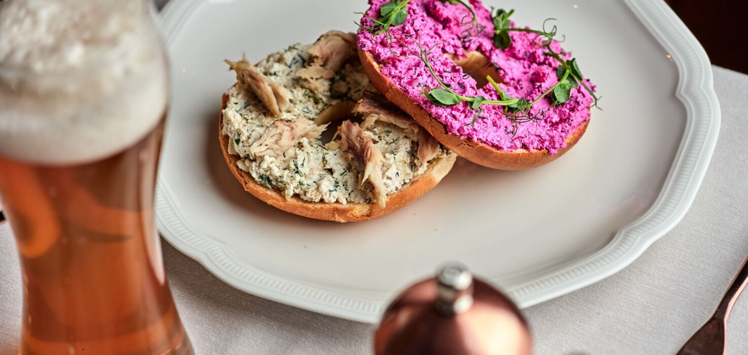 Bajgiel z pastą buraczaną