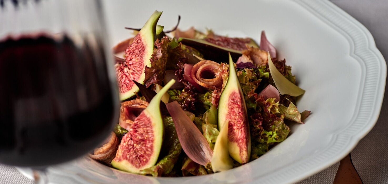 Piękny posiłek z egzotycznymi owocami