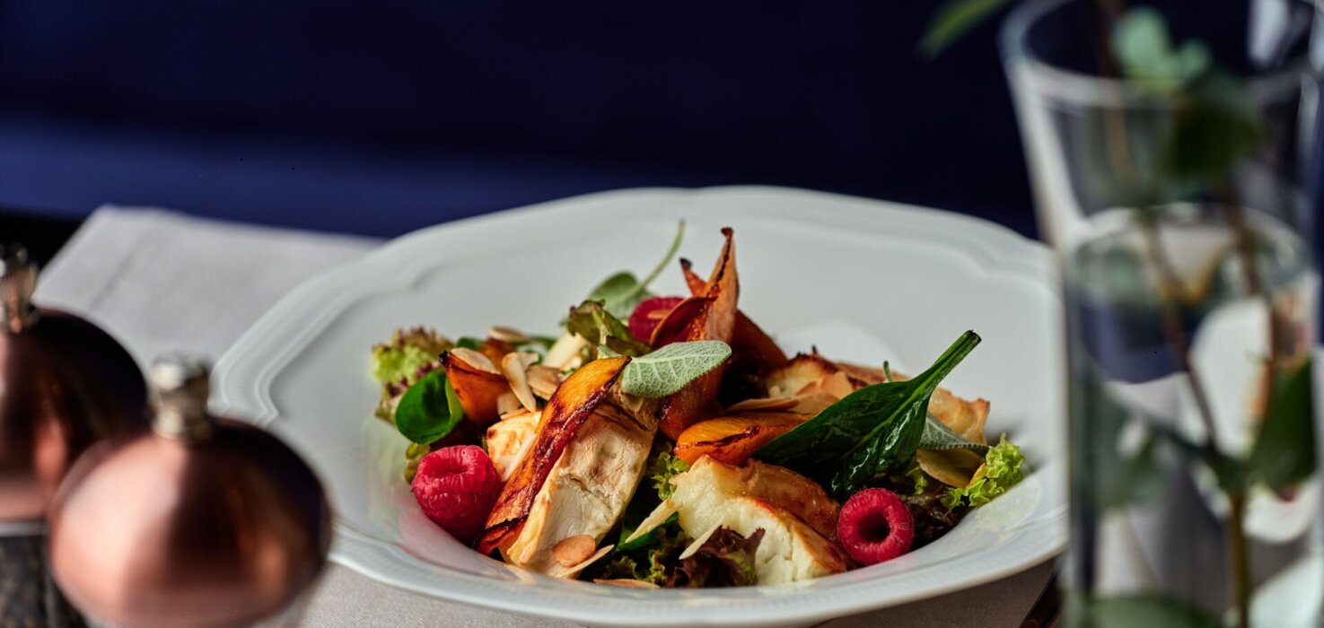 Danie z menu restauracji kuryer