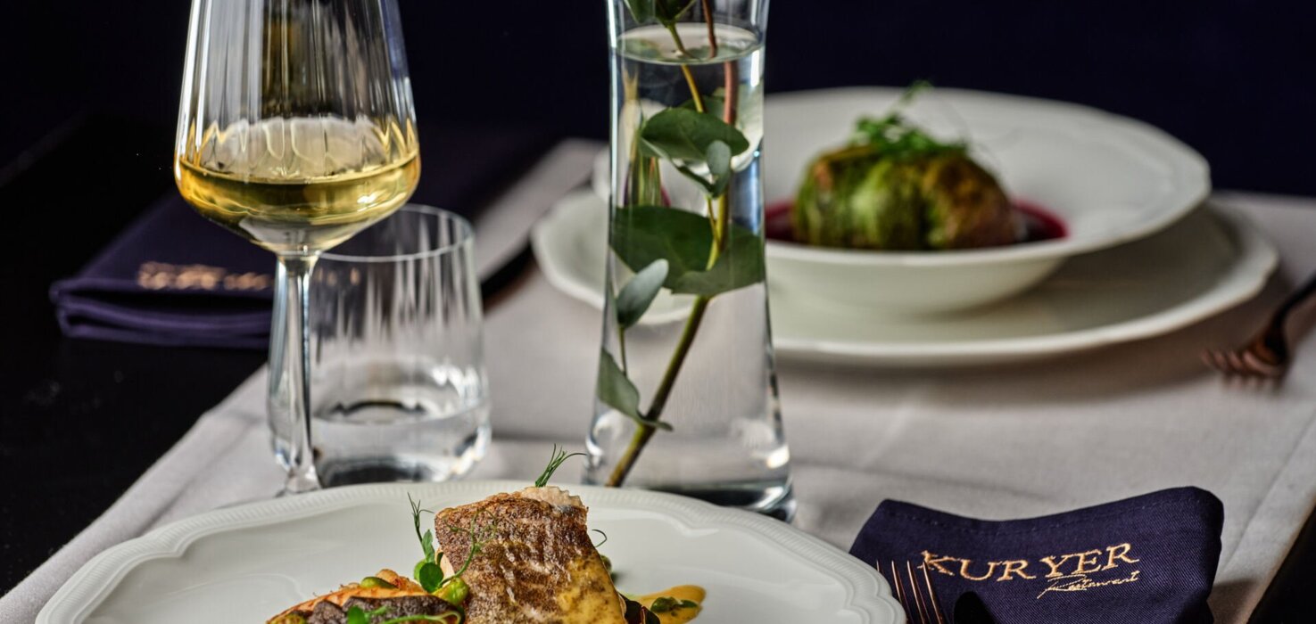 Kolacja w restauracji kuryer