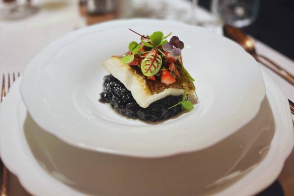 ryba na świątecznym spotkaniu firmowym w krakowie