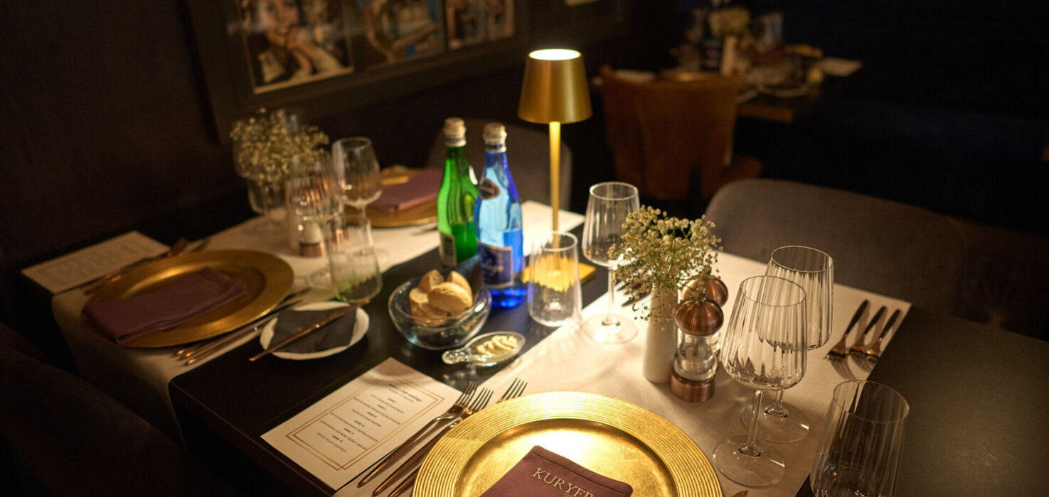 Dopracowana dekoracja stołu ze świecami i kwiatami