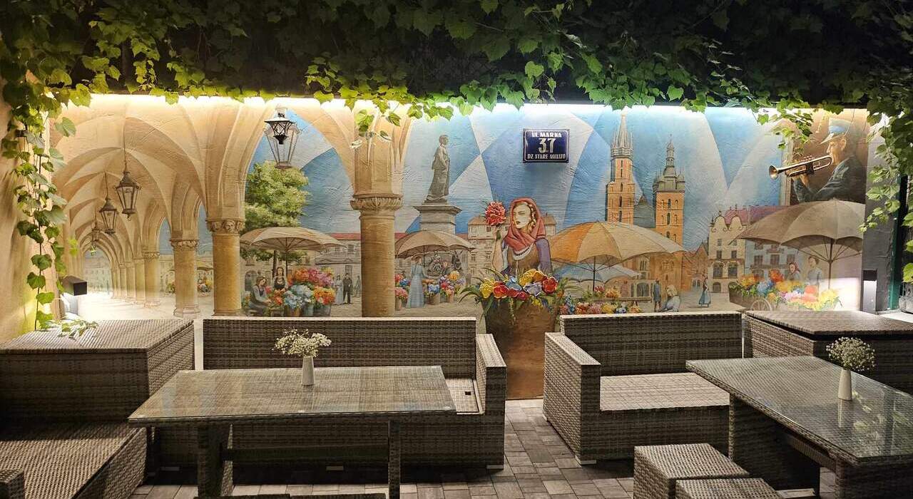 Nasze patio nocą – idealne miejsce na toasty i rozmowy pod gwiazdami.