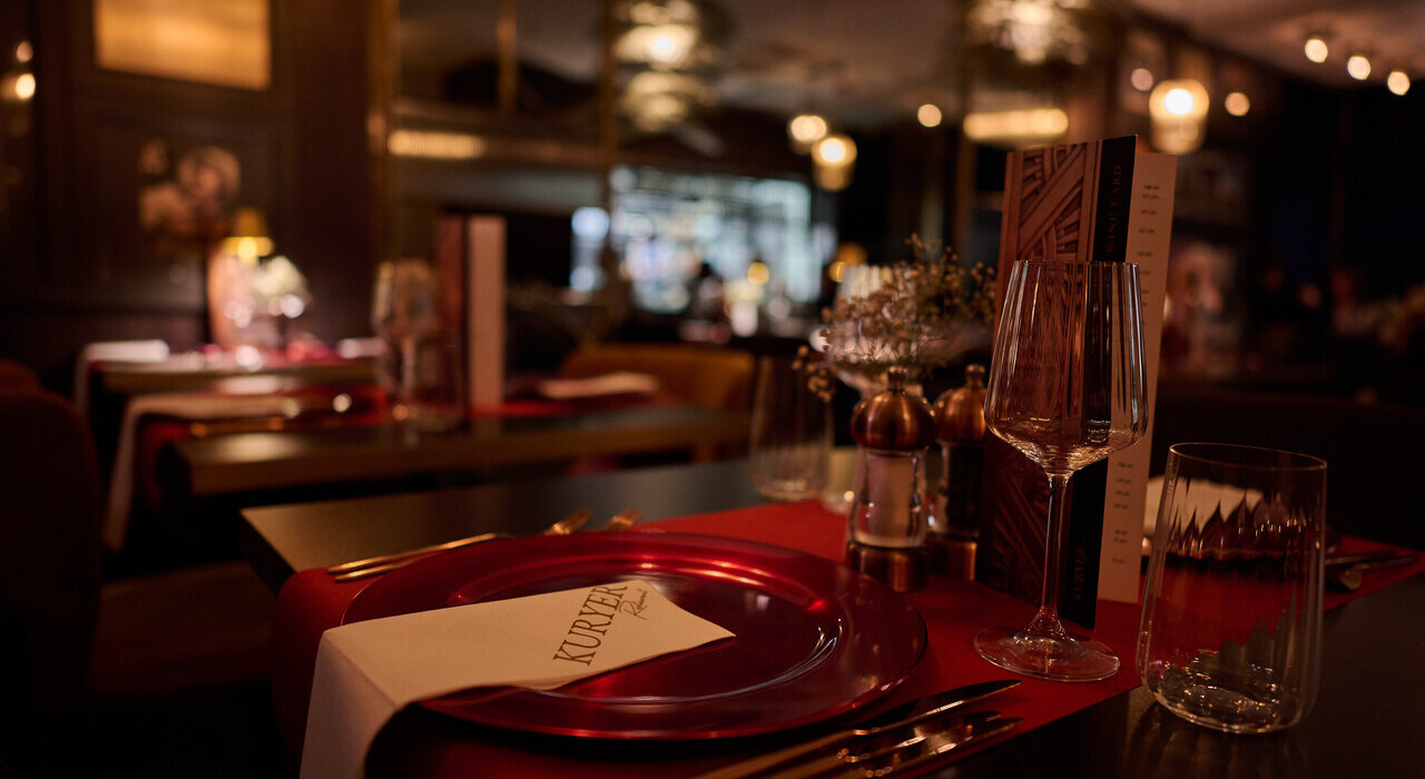 finezyjna aranżacja stołu w Restauracji Kuryer na imprezy okolicznościowe