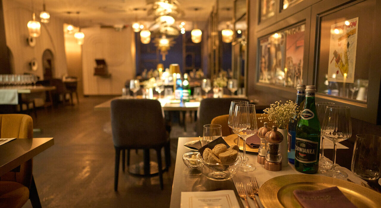 Kameralna atmosfera tworzona przez światło i detale – doskonała sceneria dla imprez