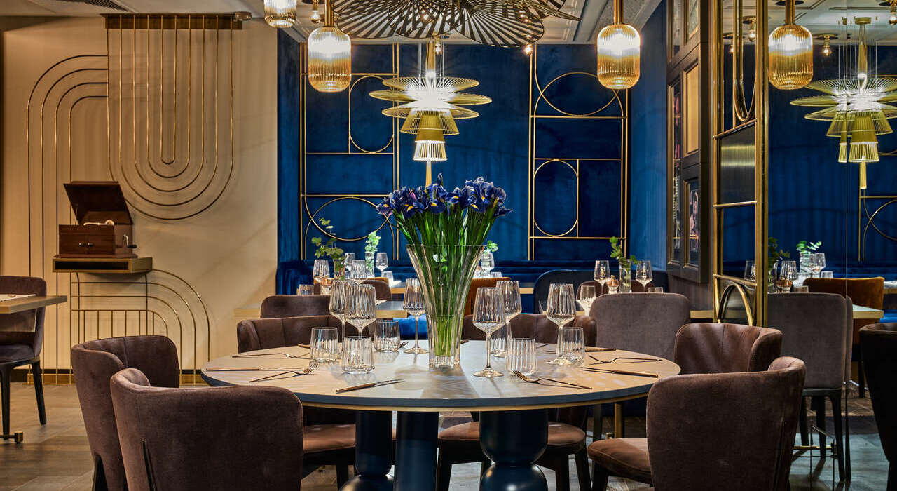 Stylowa przestrzeń z wyrafinowaną aranżacją – idealna sala na imprezę w Krakowie.