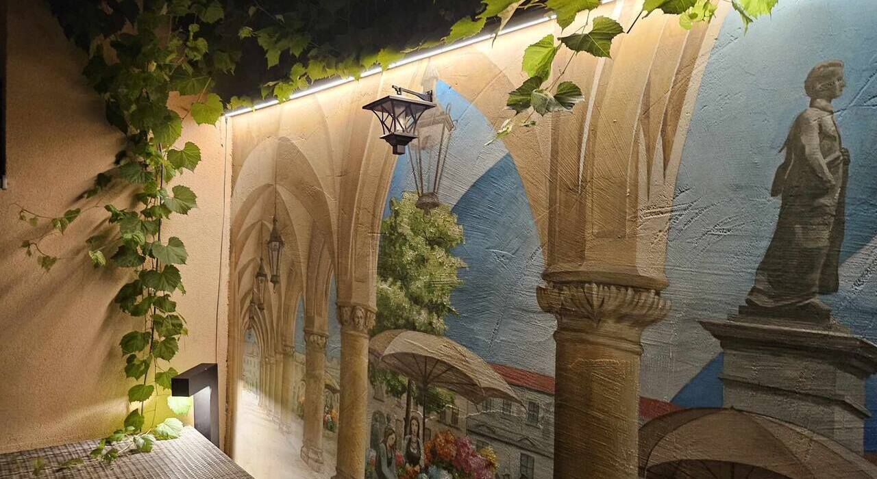 Nastrojowe patio z malunkiem ściennym – idealna przestrzeń na imprezy okolicznościowe w krakowie