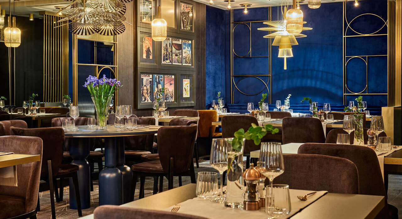 restauracyjna sala przygotowana na imprezę.