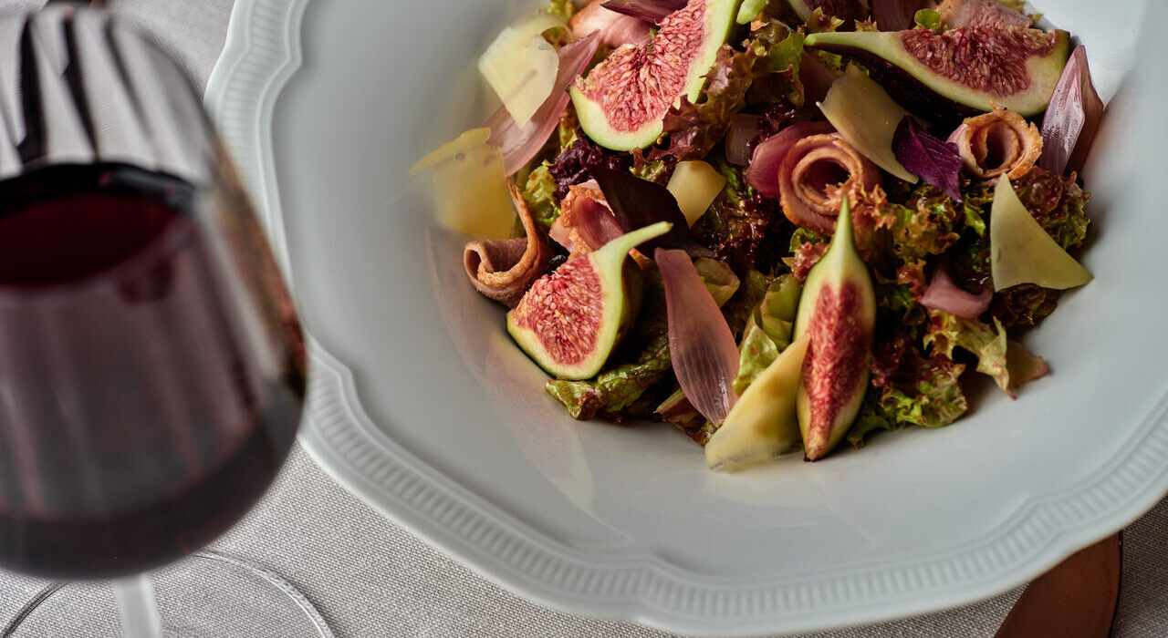 Wykwintne danie z menu sezonowego, w Krakowie, z dodatkiem świeżego granatu