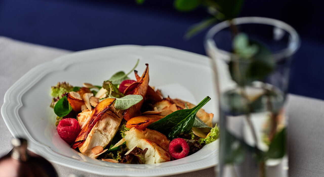 Artystyczna dekonstrukcja dania w stylu fine dining, podana na eleganckim talerzu