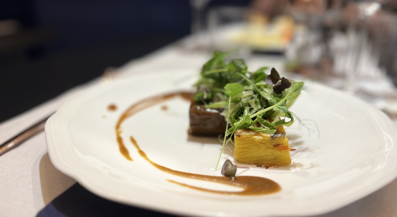 Przykładowe danie z sezonowego menu, przygotowane ze świeżych składników w krakowskiej restauracji.