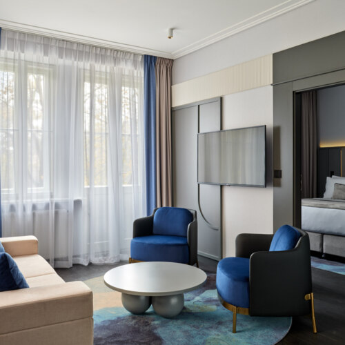 Stylowe wnętrze pokoju w czterogwiazdkowym hotelu niedaleko Rynku Głównego w Krakowie