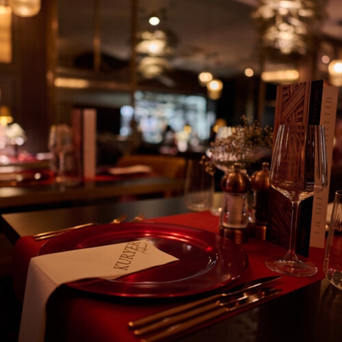 finezyjna aranżacja stołu w Restauracji Kuryer na imprezy okolicznościowe