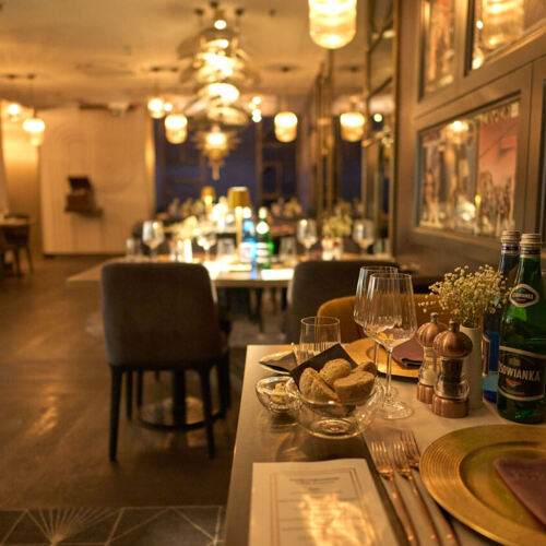 Kameralna atmosfera tworzona przez światło i detale – doskonała sceneria dla imprez