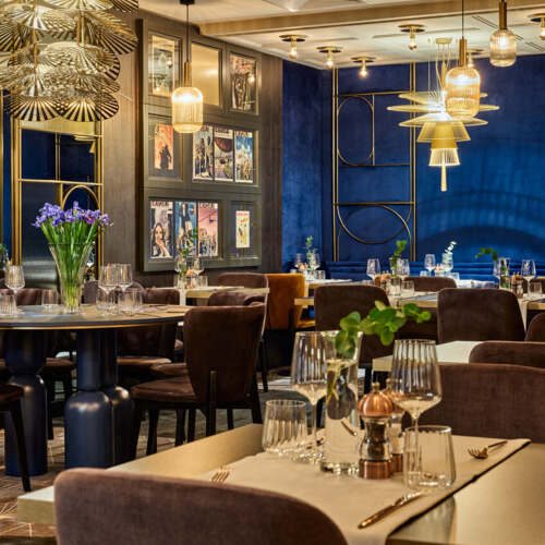 restauracyjna sala przygotowana na imprezę.