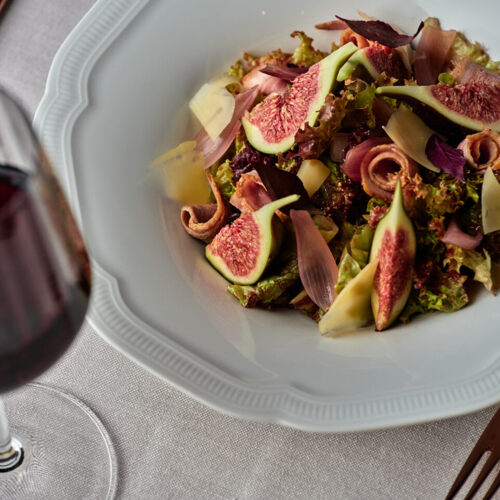 Wykwintne danie z menu sezonowego, w Krakowie, z dodatkiem świeżego granatu