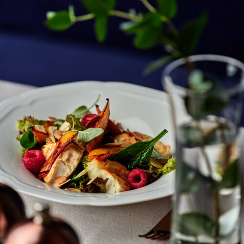 Artystyczna dekonstrukcja dania w stylu fine dining, podana na eleganckim talerzu