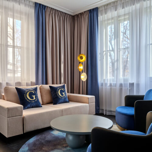 Beżowa sofa i strefa relaksu w hotelu 4 gwiazdki Kraków Stare Miasto Garamond