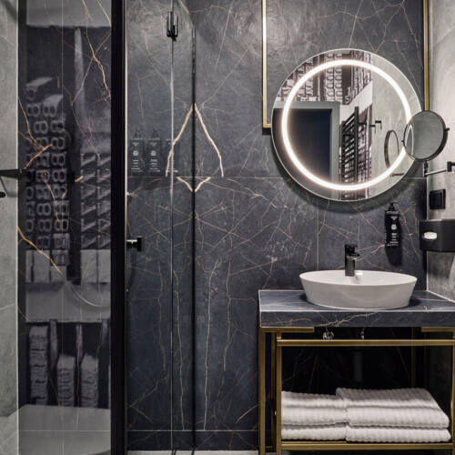 Nowoczesna łazienka w pokoju hotelu 4 gwiazdkowego Kraków Garamond