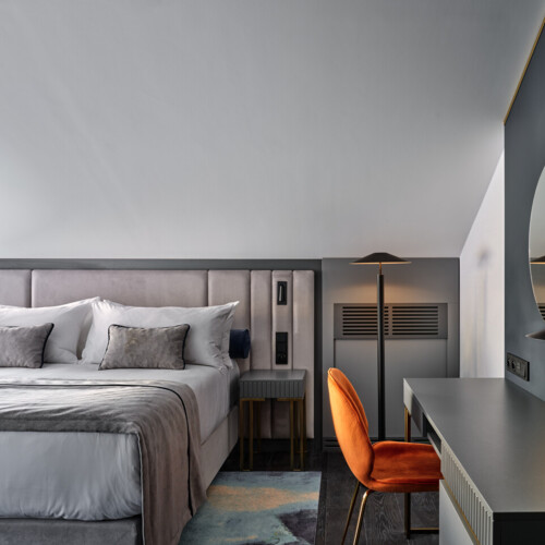 Pokój dwuosobowy z biurkiem w hotelu czterogwiazdkowym Garamond Kraków