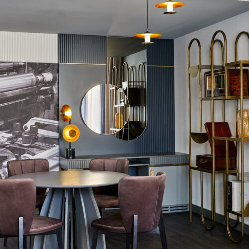 Stół dla 4 osób w apartamencie hotelu czterogwiazdkowego Garamond Kraków