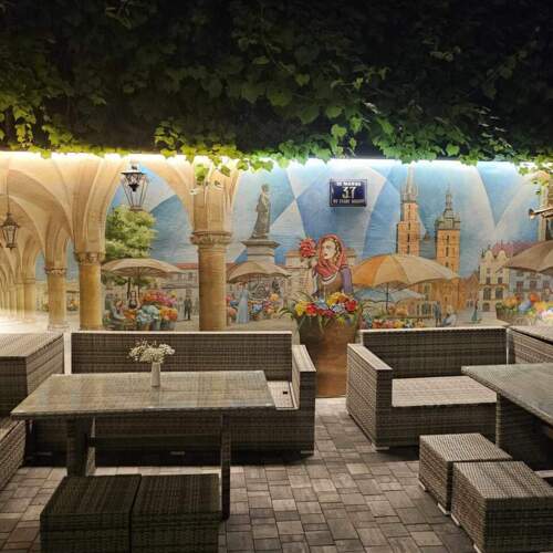 Wieczorne patio z muralem w hotelu 4 gwiazdkowym Garamond Kraków Stare Miasto