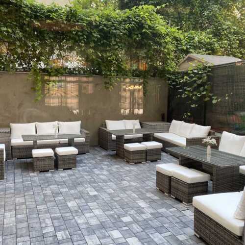 Klimatyczne patio dla gości hotelu czterogwiazdkowego Kraków Garamond przy Rynku