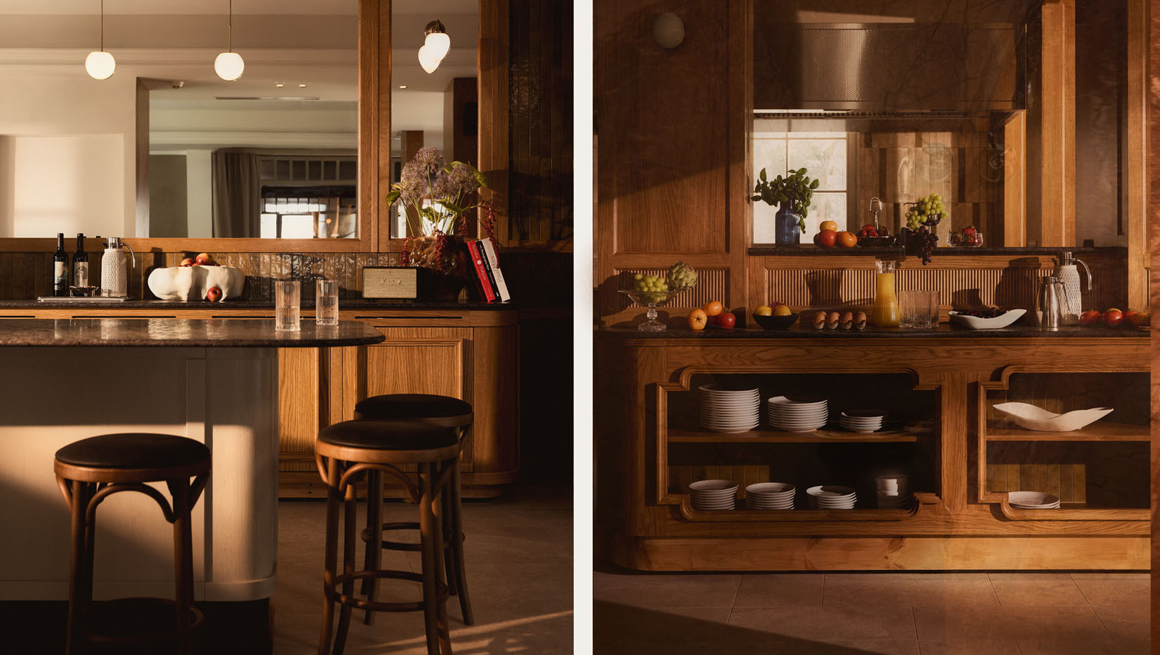 Przytulny bar hotelowy z drewnianym barem i marmurowym blatem, stołkami barowymi, świeżymi owocami, dzbankiem soku i elegancką zastawą.