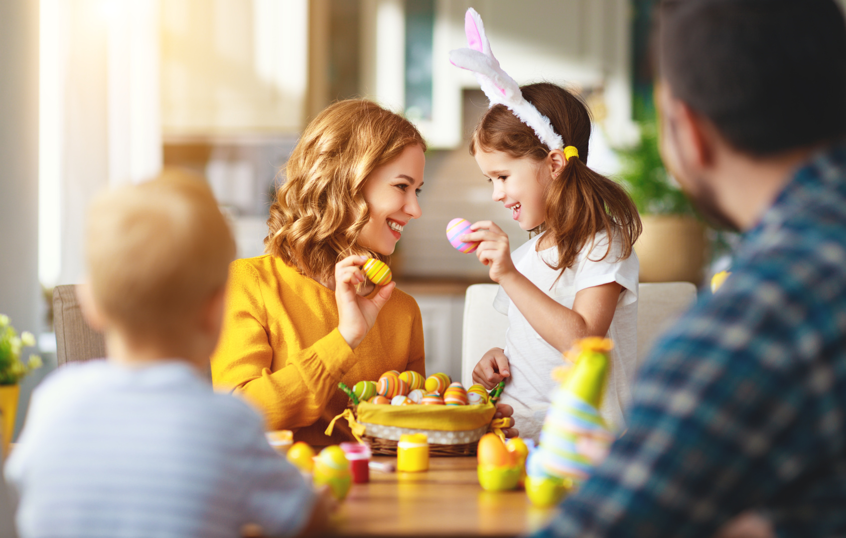 Mama i córka malują pisanki podczas Wielkanocy w Gdańsku - Grano Hotels