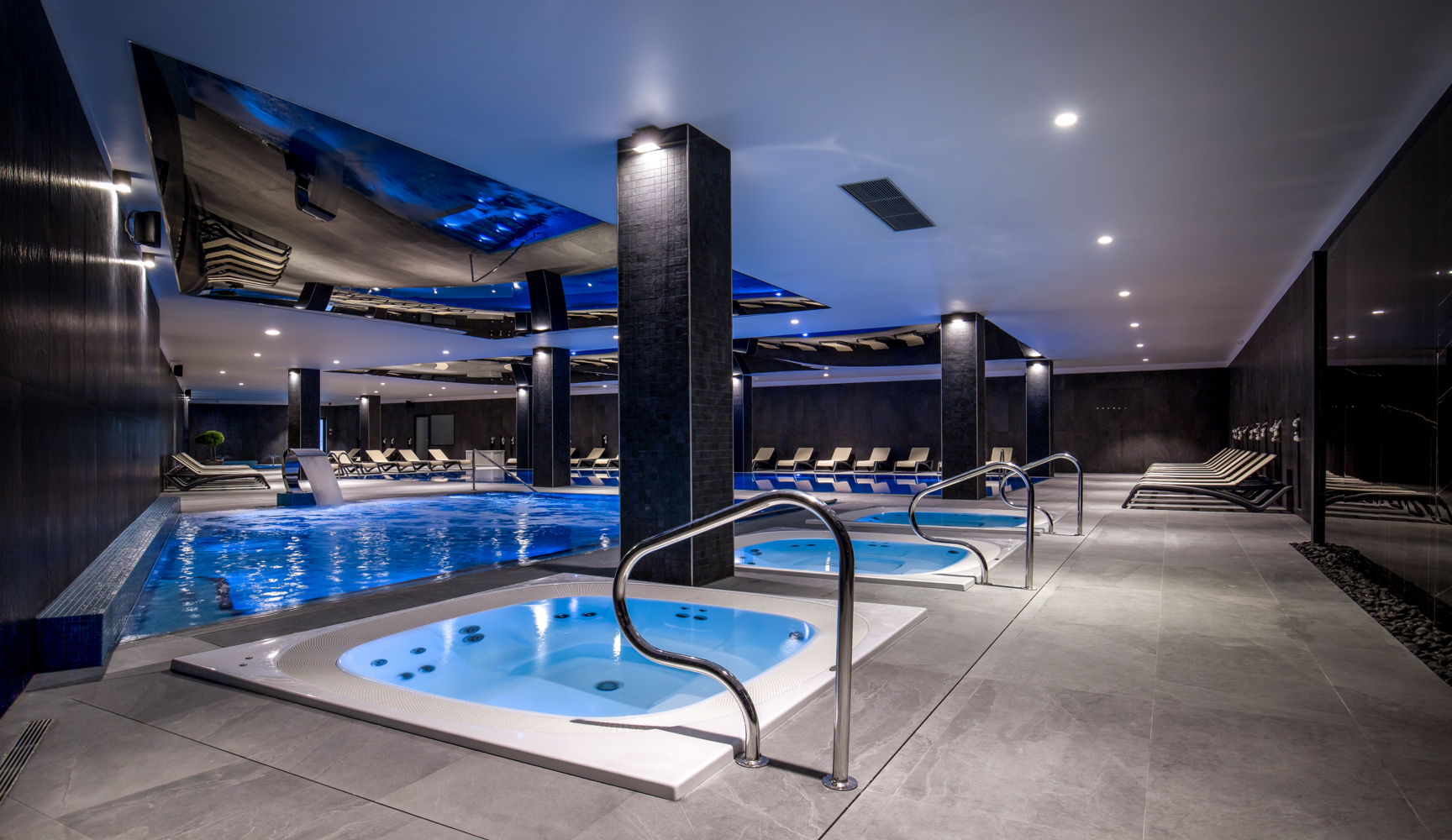 Baseny i jacuzzi w strefie Wellness – hotel z basenem w Karpaczu.