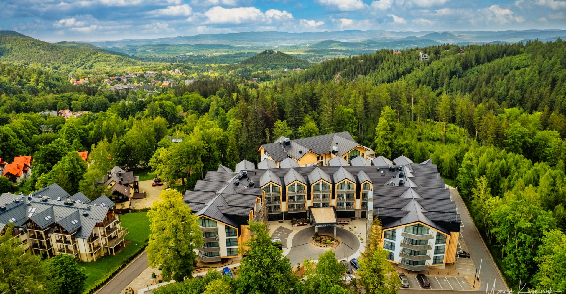 Green Mountain Hotel w Karpaczu w otoczeniu karkonoskich lasów.