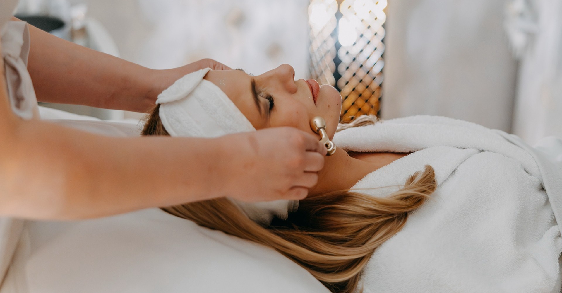 Kobieta podczas masażu twarzy w salonie Dr Irena Eris Beauty Partner w Green Mountain Hotel w Karpaczu.