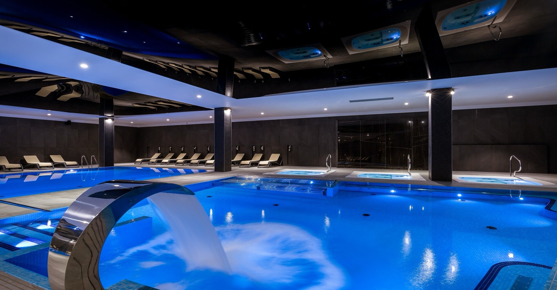 Zdjecie basenu w strefie wellness w pięciogwiazdkowym hotelu Green Mountain w Karpaczu.