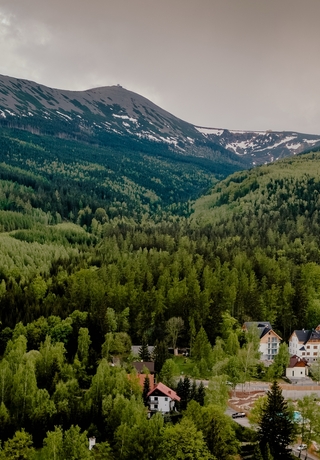 Wiosna w Karkonoszach – widok na góry i okolice Karpacza.