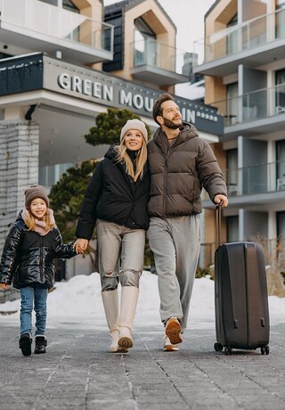 Rodzina przyjeżdżająca na ferie zimowe do Green Mountain w Karpaczu.